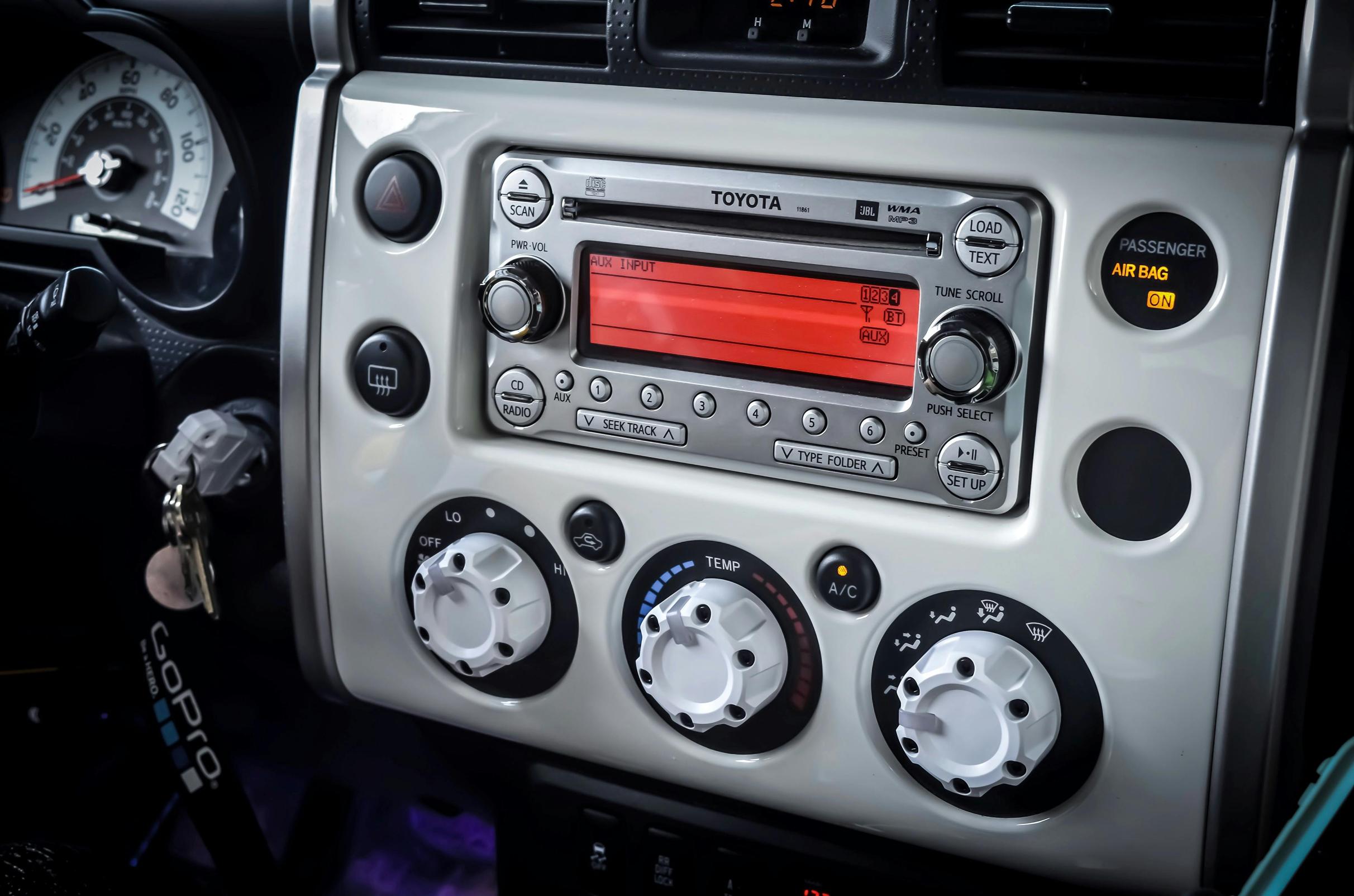 Wie man ein Auto-Stereo entfernt